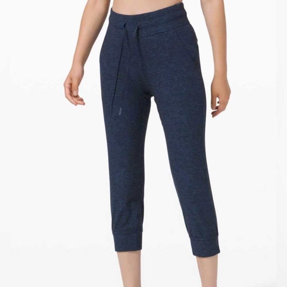 Lululemon size 4 Ready to Rulu Jogger Crop in 
Heathered True Navy/Black